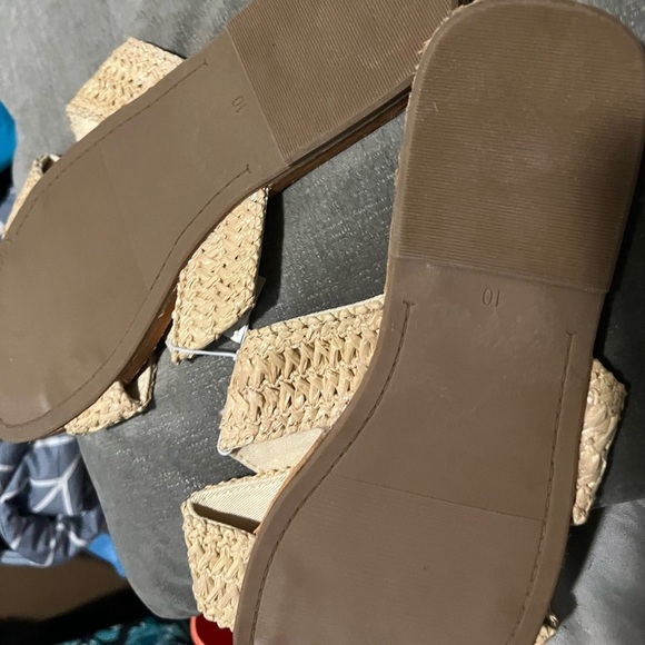 Old Navy Straw X Slide On Sandal - Picture 2 of 3